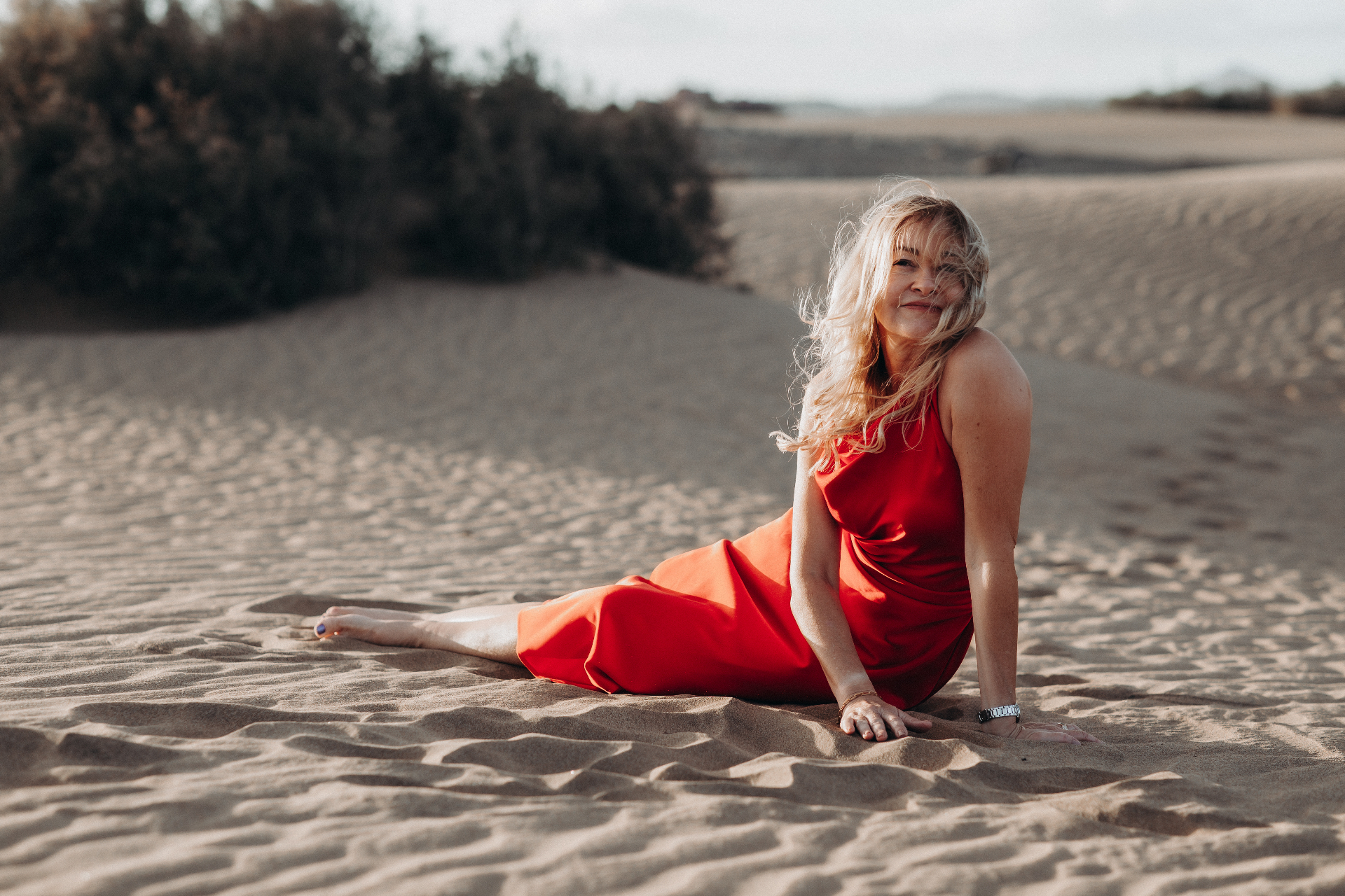 Claudia Homberg in einer Dünenlandschaft